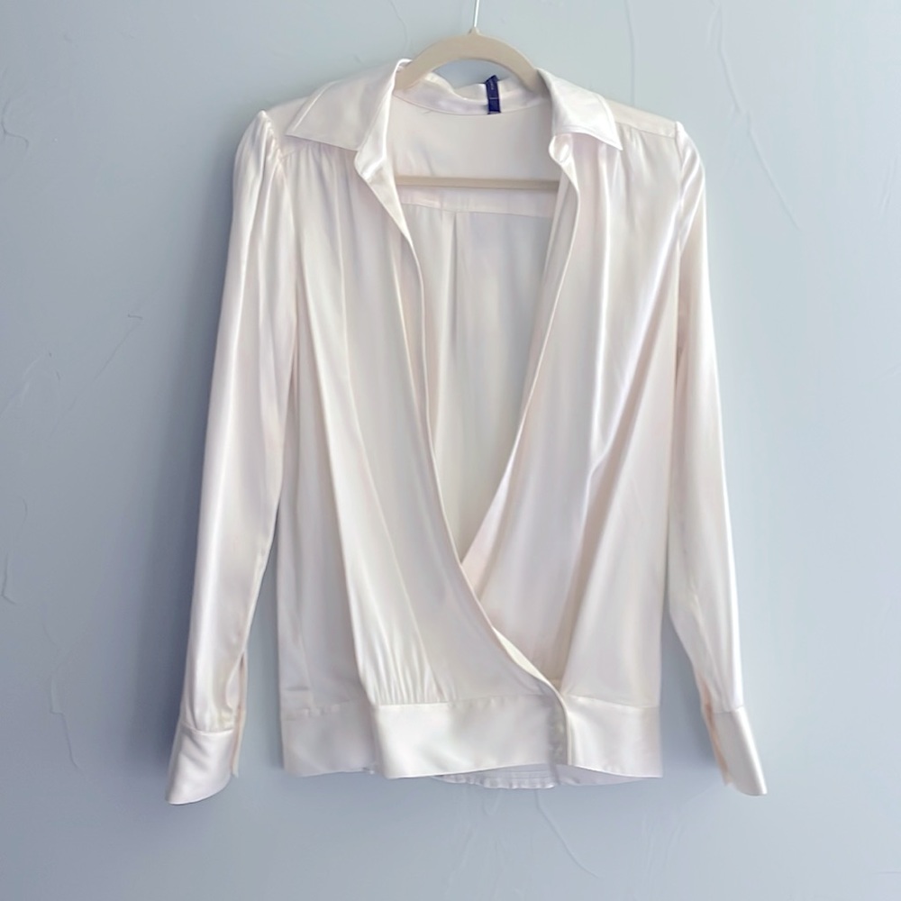 SALE! BCBG Maxazria deep plunge top in ivory, size small